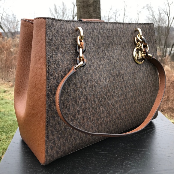 Michael Kors Handbags - ⭐️HP⭐Michael Kors Sofia Large Tote Brown Acorn